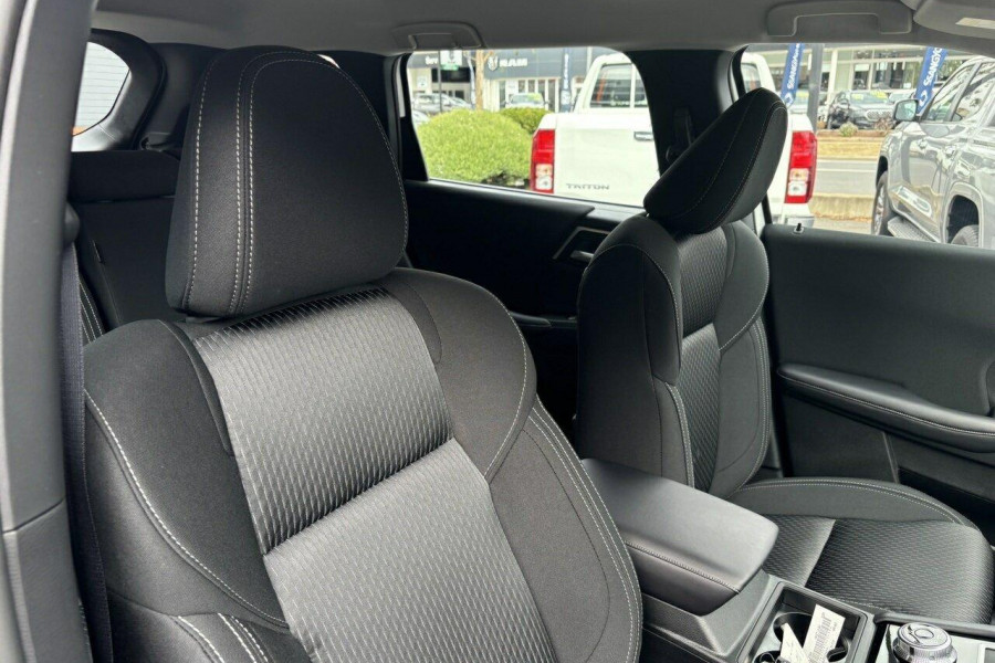 2024 Mitsubishi Outlander ZM ES SUV Image 15