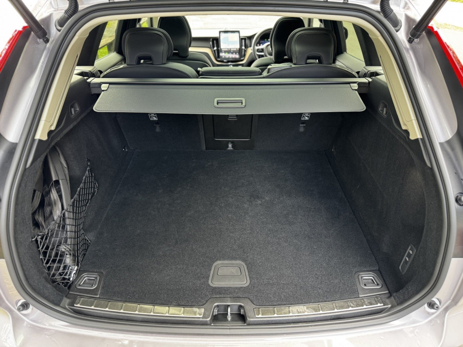 2025 Volvo XC60 UZ Ultra B5 Dark SUV Image 9