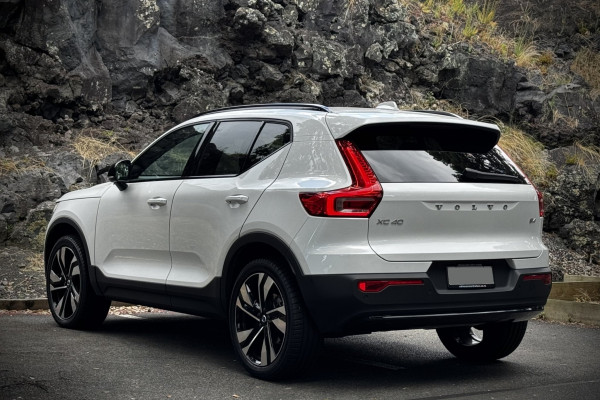 2025 Volvo XC40 XZ Ultra B4 Dark SUV Image 8