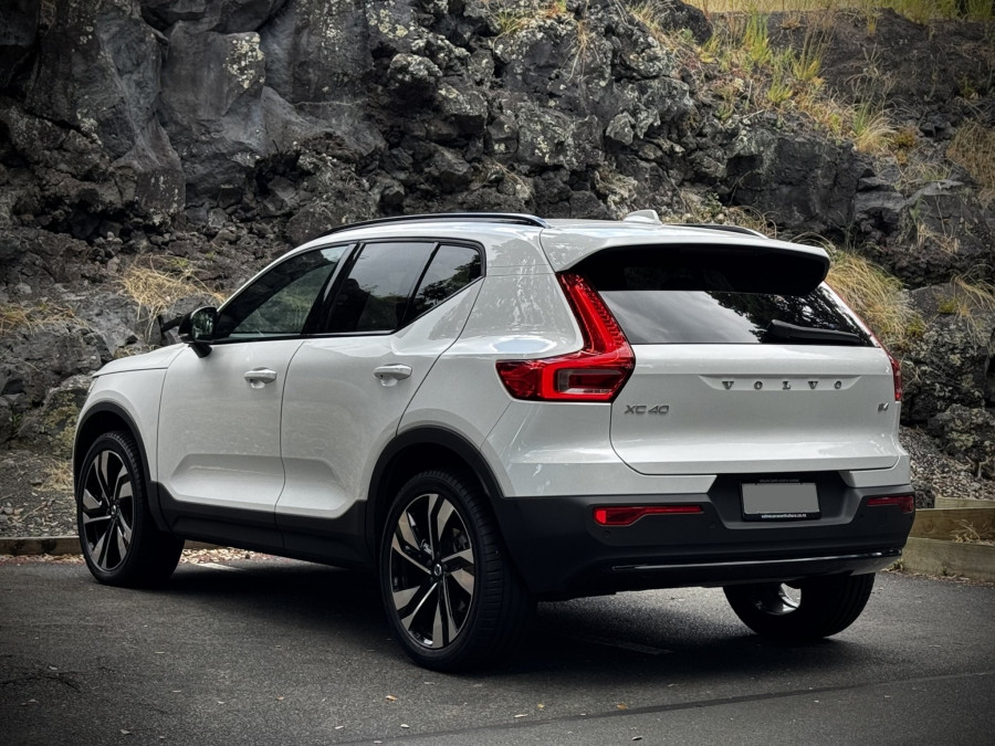 2025 Volvo XC40 XZ Ultra B4 Dark SUV Image 8