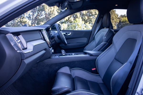 2022 Volvo XC60 T8 Ultimate Recharge PHEV SUV Image 3