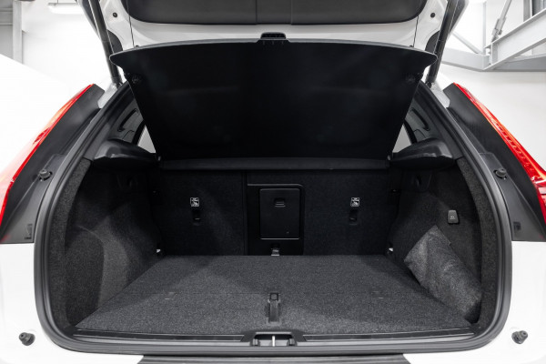 2025 Volvo XC40 XZ Ultra B4 Dark SUV Image 8