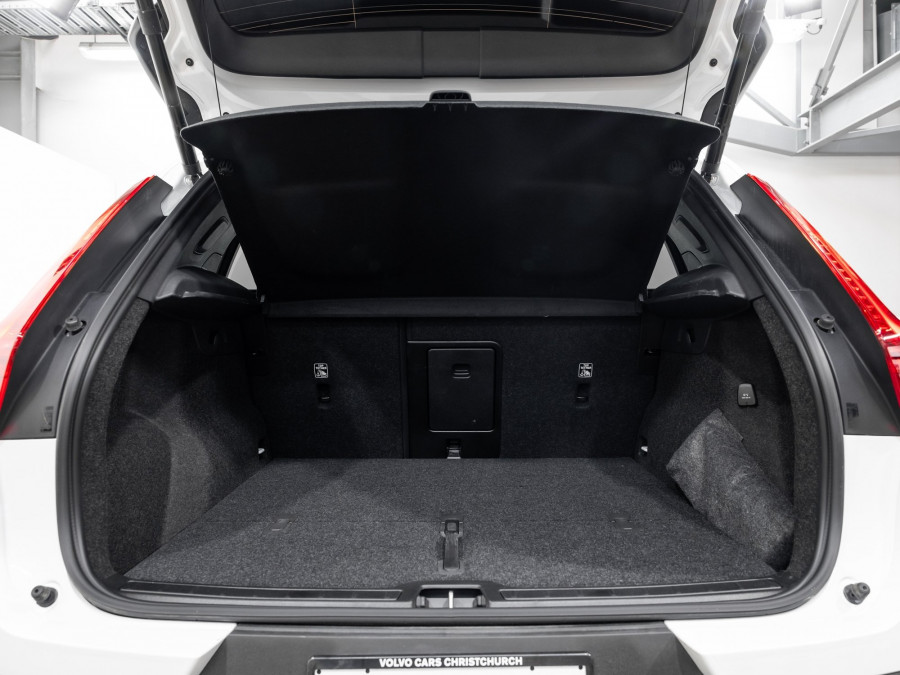 2025 Volvo XC40 XZ Ultra B4 Dark SUV Image 8