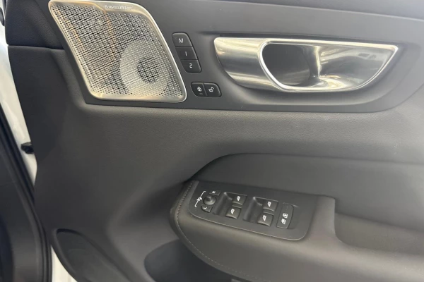 2025 MY26 Volvo XC60 UZ Ultra T8 Plug-in Hybrid Dark SUV Image 14
