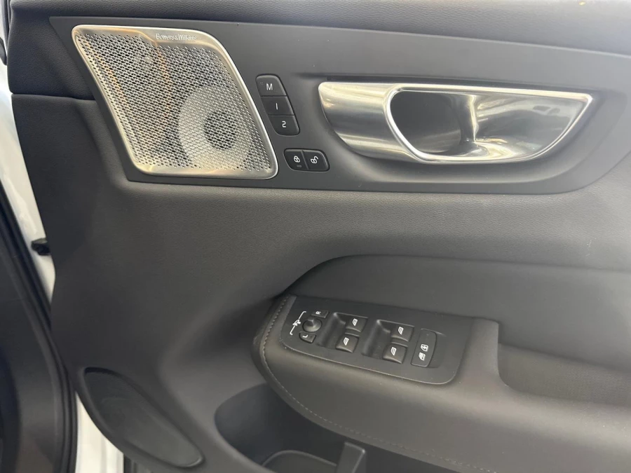 2025 MY26 Volvo XC60 UZ Ultra T8 Plug-in Hybrid Dark SUV Image 14