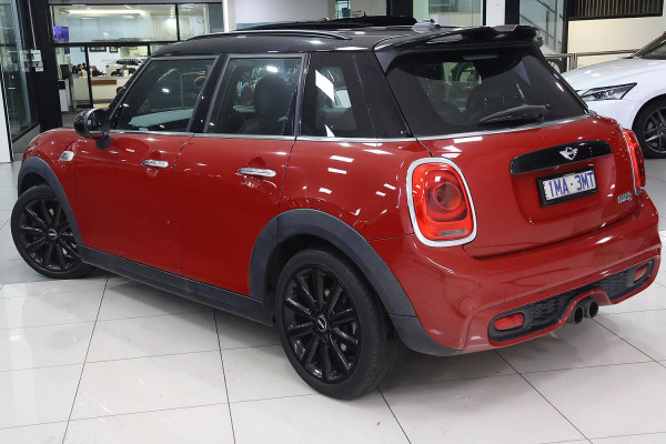 2015 MINI Cooper F55 Cooper S Hatch image 3