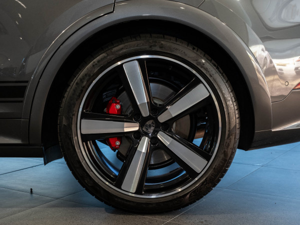 2024 MY25 Porsche Cayenne Turbo E-Hybrid SUV image 45
