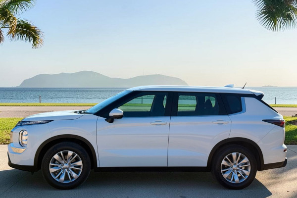 2025 Mitsubishi Outlander ZM ES SUV Image 3