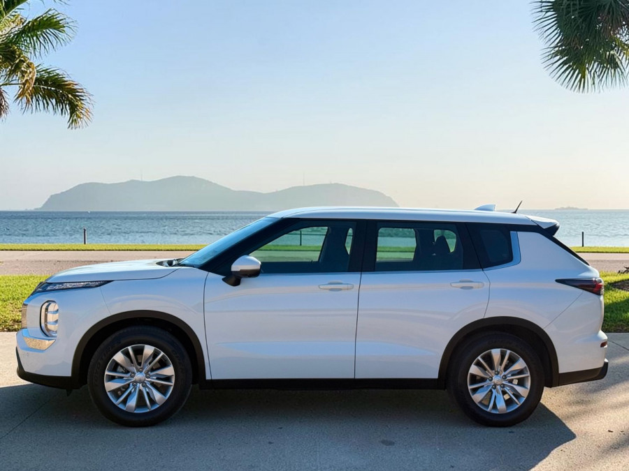 2025 Mitsubishi Outlander ZM ES SUV Image 3