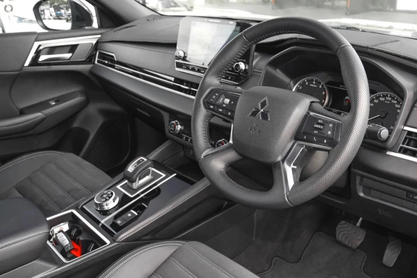 2025 Mitsubishi Outlander ZM LS SUV Image 4