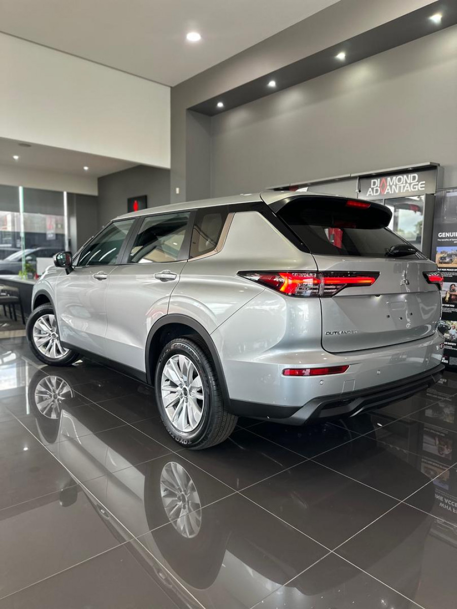 2025 MY24 Mitsubishi Outlander ZM ES SUV Image 5