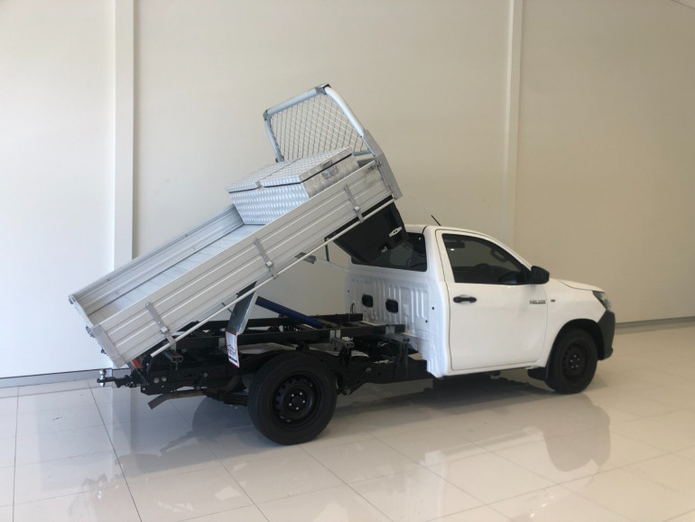 2016 Toyota HiLux TGN121R WorkMate Cab chassis Image 8