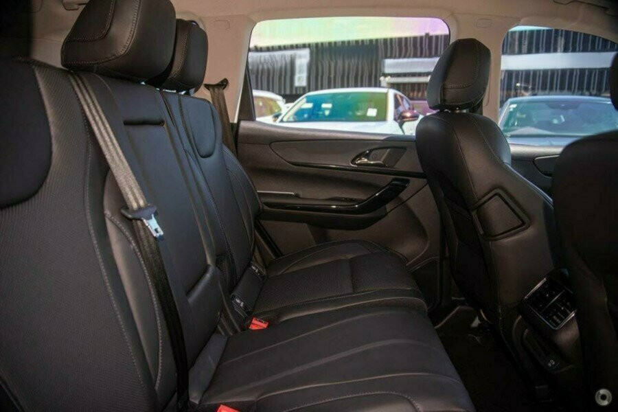 2024 Mahindra XUV700  AX7L SUV Image 8