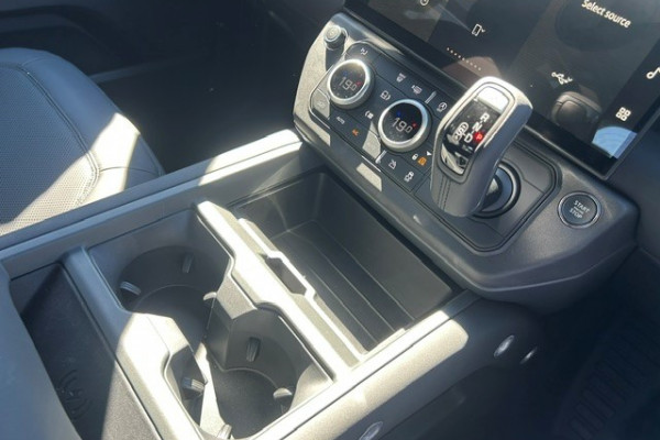 2025 MY26 Land Rover Defender L663 110 D350 X-Dynamic SE SUV Image 20