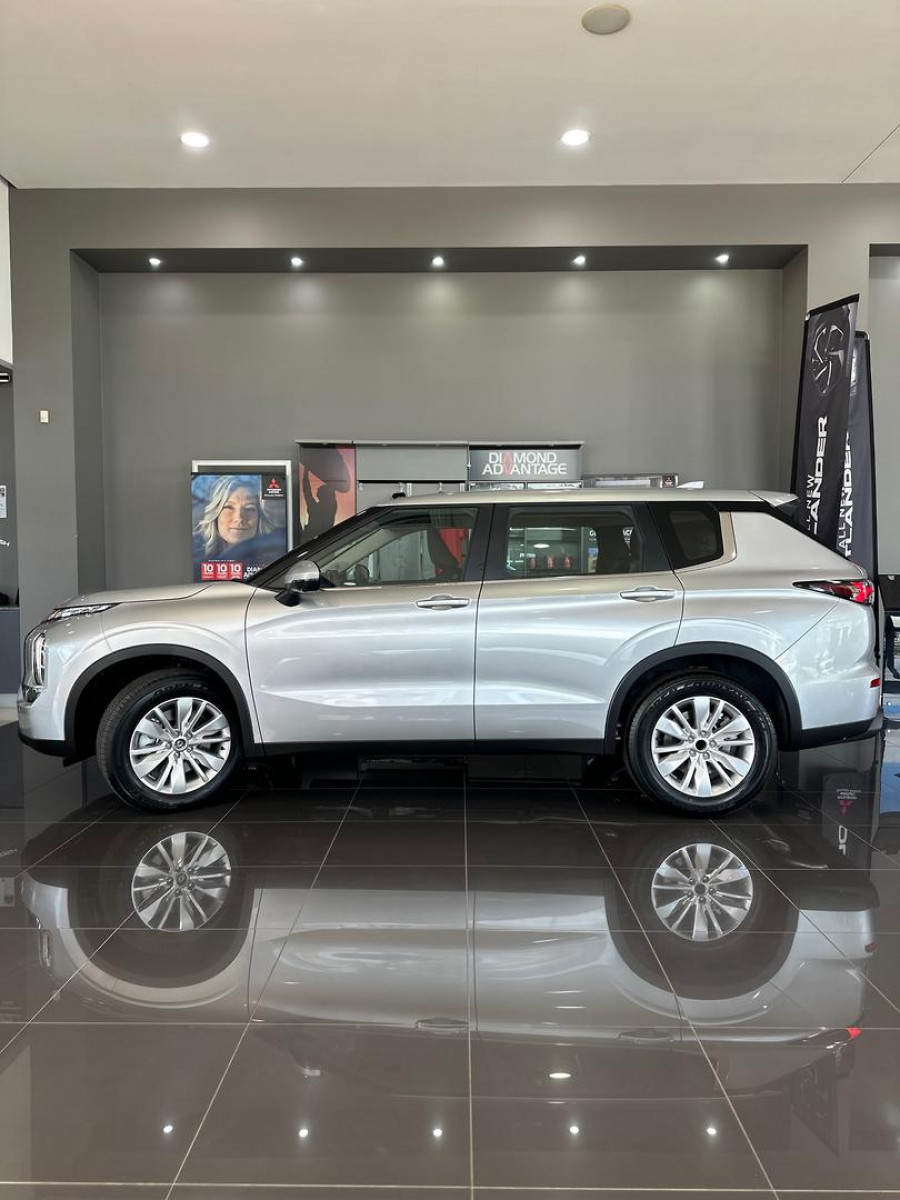 2025 MY24 Mitsubishi Outlander ZM ES SUV Image 4