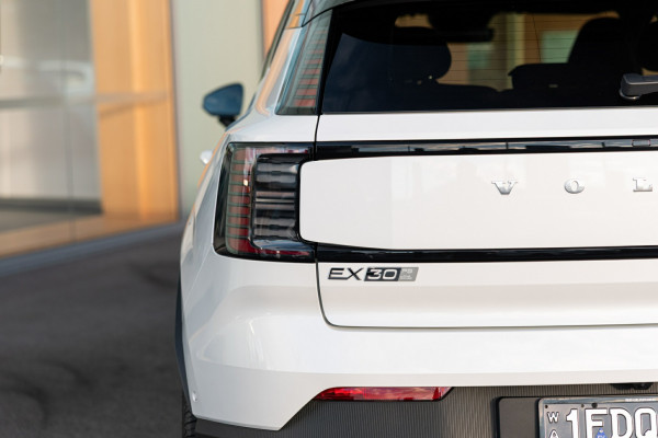 2026 Volvo EX30  Single Motor Extended Range Ultra SUV Image 21