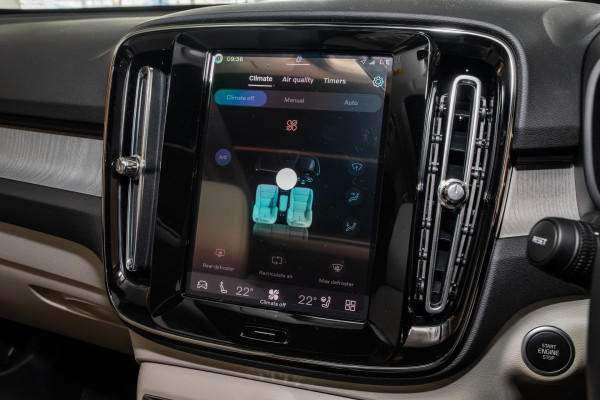 2026 Volvo XC40 XZ Ultra B4 Dark SUV Image 16