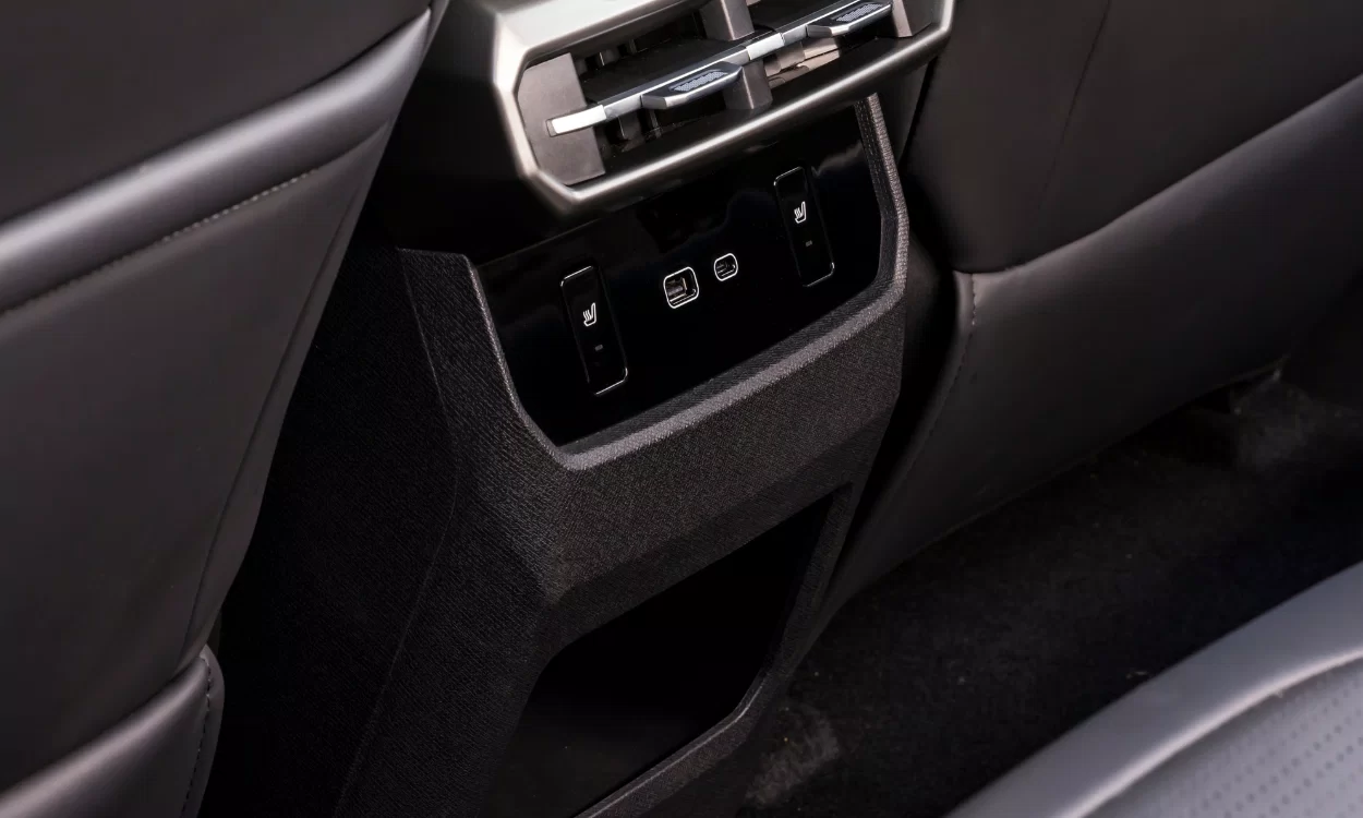 HEATED FRONT AND REAR SEATS (EVOLVE ONLY) Image