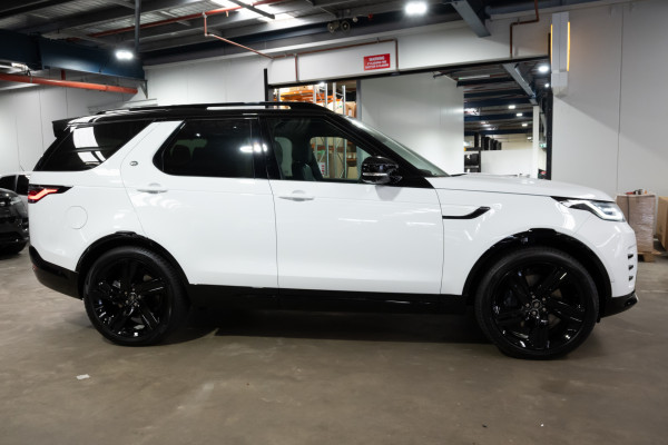 2026 Land Rover Discovery Series 5 D350 Dynamic SE SUV image 3