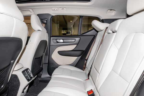 2026 Volvo XC40 XZ Ultra B4 Dark SUV Image 9