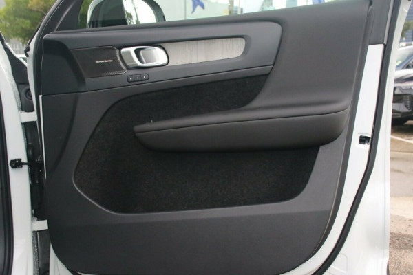 2026 Volvo EX40  Ultra Twin Motor Performance SUV Image 5
