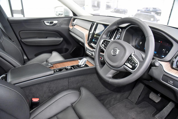 2023 Volvo XC60  Ultimate B5 Bright SUV Image 5