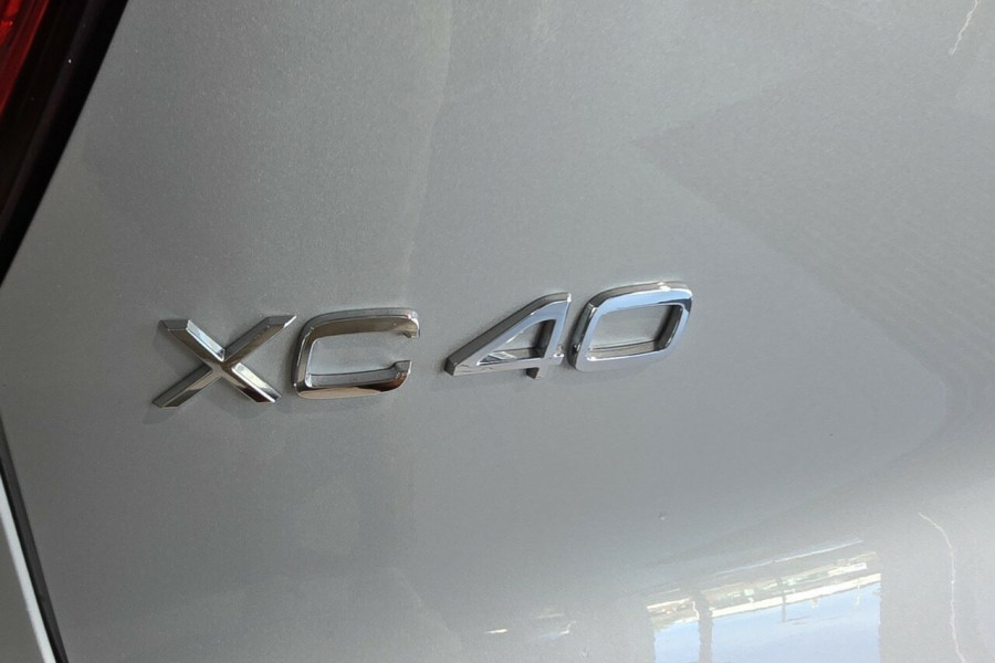 2025 Volvo XC40 XZ Ultra B4 Bright SUV Image 7