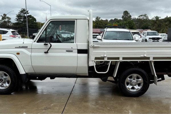2017 Toyota LandCruiser VDJ76R GXL Cab Chassis Image 4