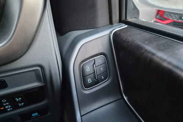 2023 Ford F-150  Lariat Dual Cab Image 27