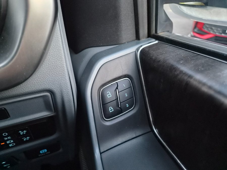 2023 Ford F-150  Lariat Dual Cab Image 27