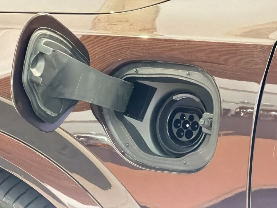 2026 Volvo XC90 L Series Ultra T8 Plug-in Hybrid Dark SUV Image 10