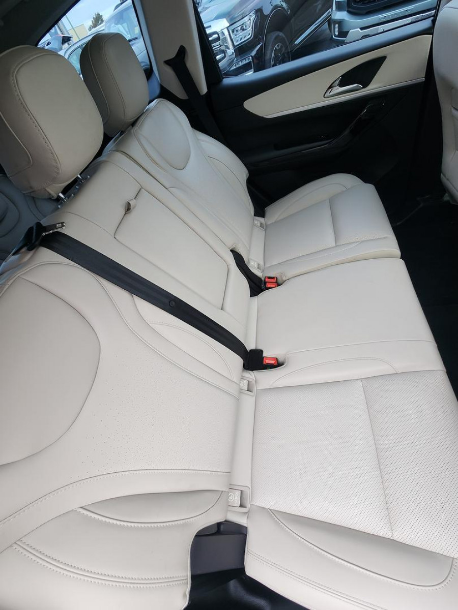 2023 Mahindra XUV700  AX7L SUV Image 12