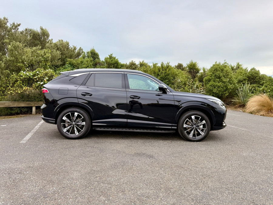 2026 MY25 MG HS AS33 Super Hybrid Essence SUV Image 2