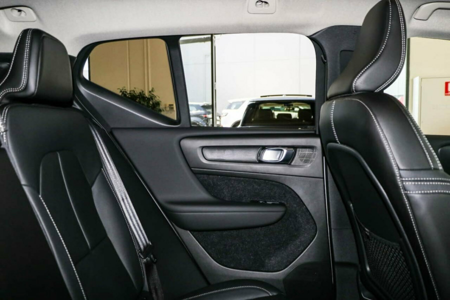 2019 Volvo XC40 XZ T4 Momentum Suv Image 5