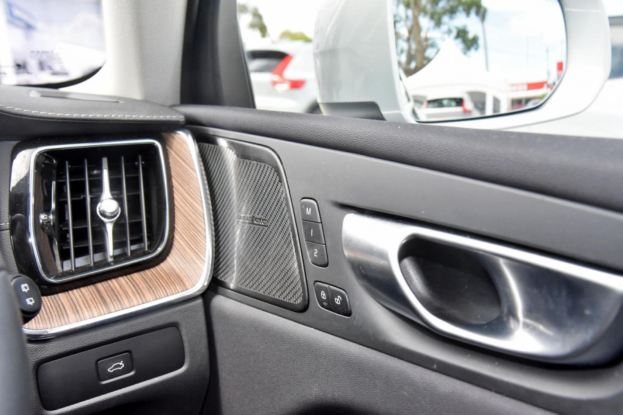 2023 Volvo XC60  Ultimate B5 Bright SUV Image 12