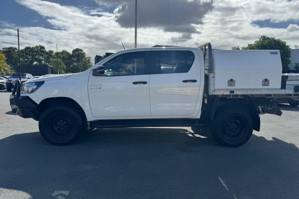 2020 Toyota HiLux  SR Dual Cab Cab Chassis Image 3