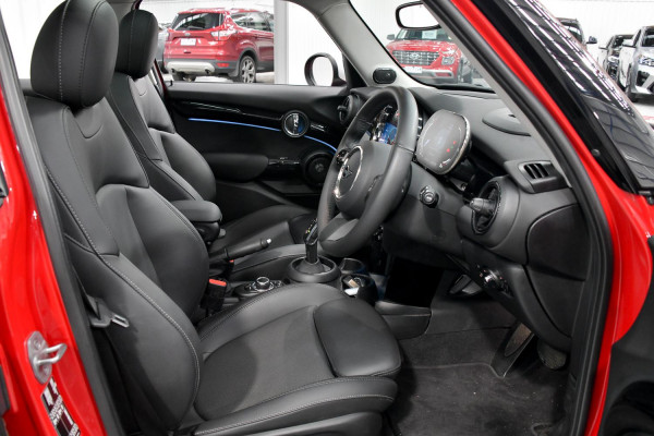 2022 MINI Cooper F55 LCI-2 C Classic Hatch image 6