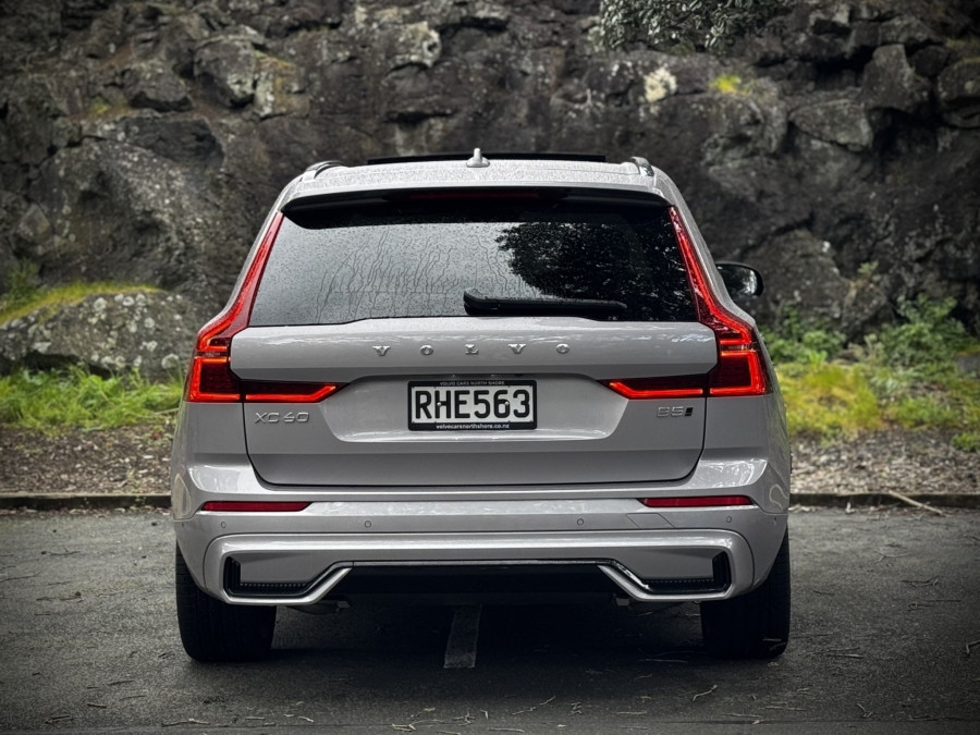 2025 Volvo XC60 UZ Ultra B5 Dark SUV Image 3