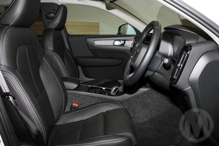 2026 Volvo XC40 XZ Ultra B4 Bright SUV Image 9