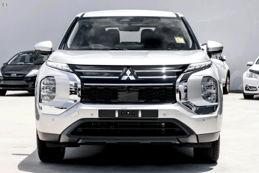 2025 Mitsubishi Outlander ZM ES SUV Image 2