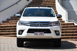 2017 Toyota HiLux GUN126R SR5 Dual cab Image 2