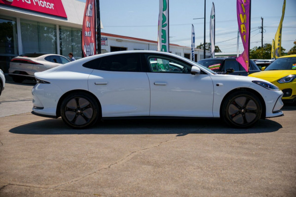 2025 MG IM5 P12L Premium Hatch Image 4