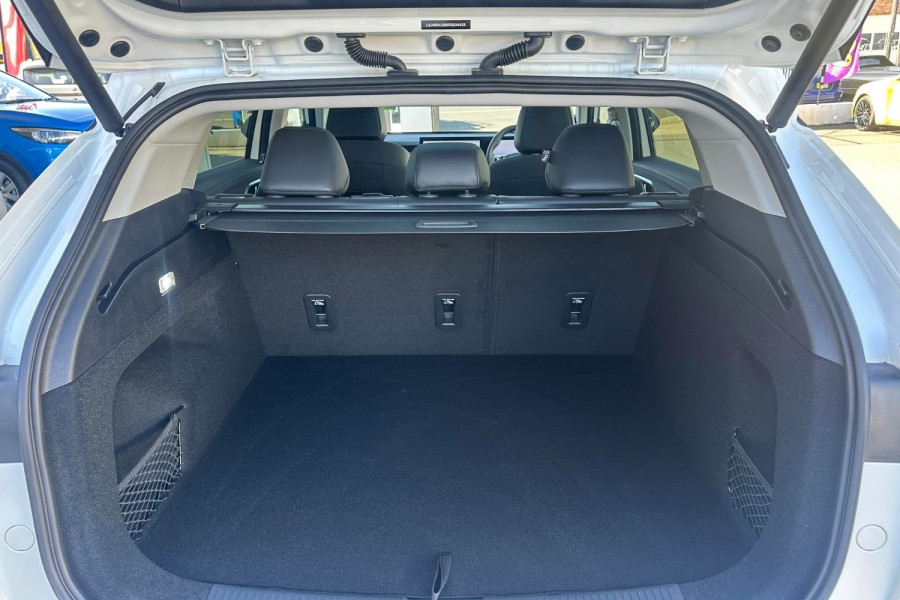 2024 MY24.5 MG HS AS33 Essence SUV Image 11