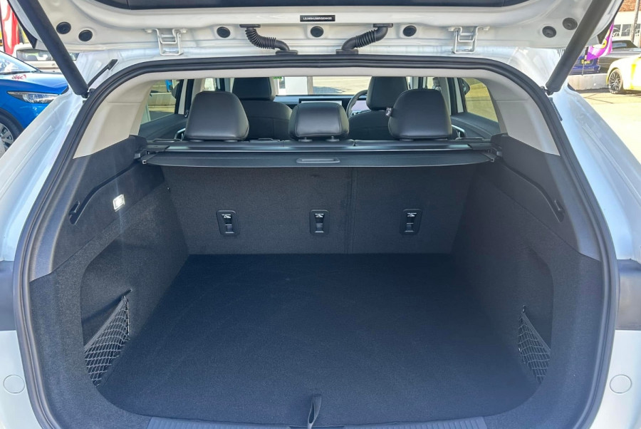 2024 MY24.5 MG HS AS33 Essence SUV Image 11