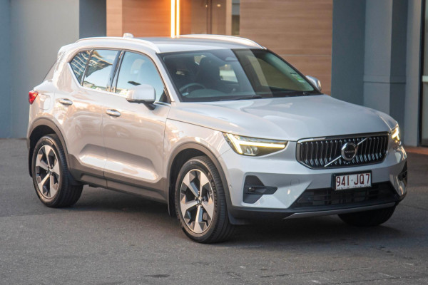 2023 Volvo XC40  Ultimate B4 Bright SUV Image 3