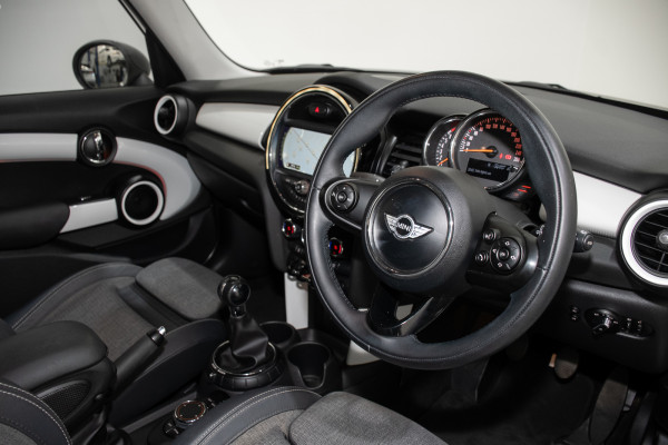 2015 MINI Cooper S Hatch Image 13