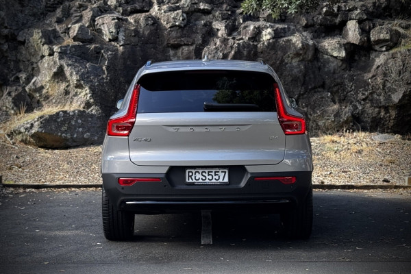 2025 Volvo XC40 XZ Ultra B4 Dark SUV Image 4