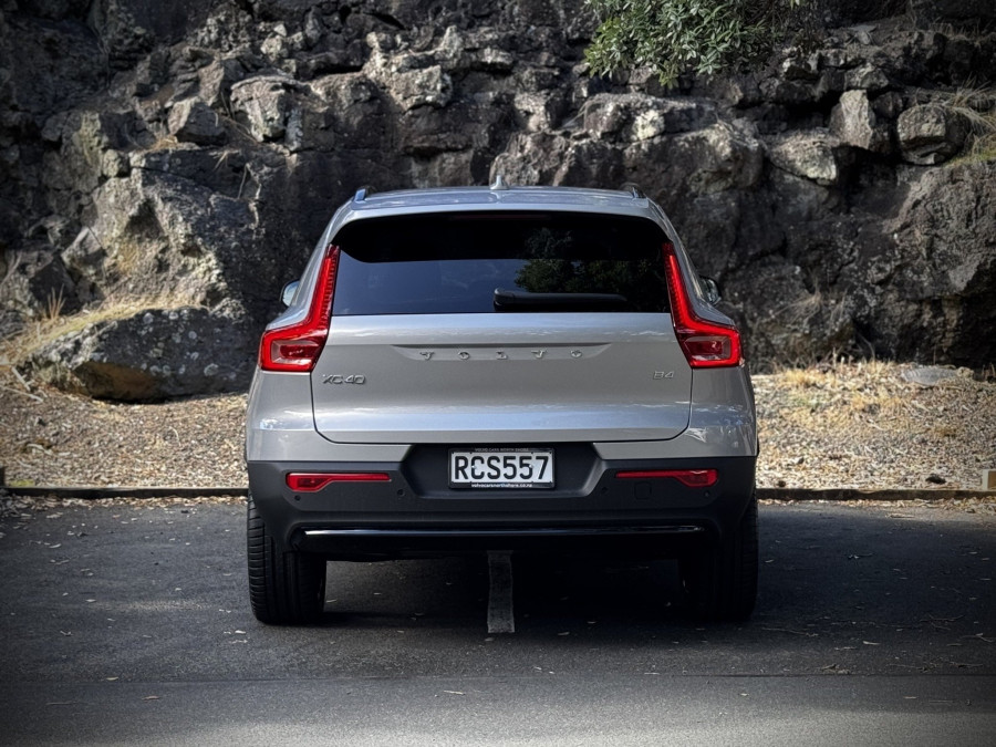 2025 Volvo XC40 XZ Ultra B4 Dark SUV Image 4
