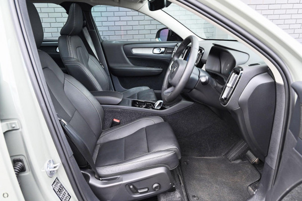 2024 MY25 Volvo XC40  Ultra B4 Dark SUV Image 6