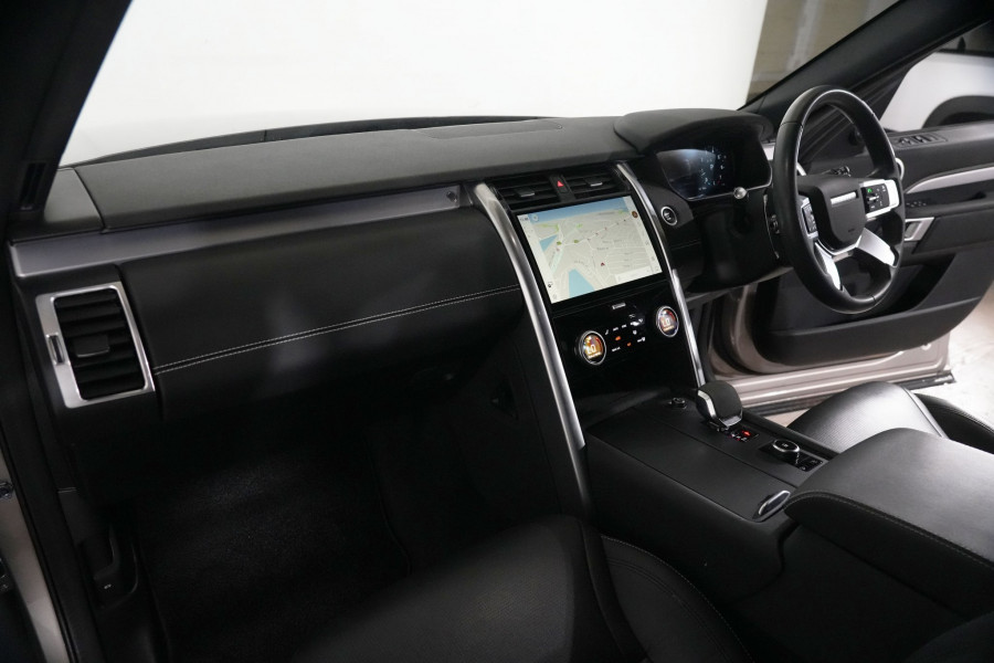 2024 Land Rover Discovery Series 5 P360 Dynamic SE SUV Image 9